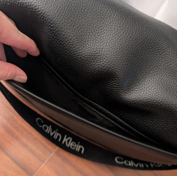 Brand New Calvin Klein Black Leather Messenger Bag - Picture 7 of 7